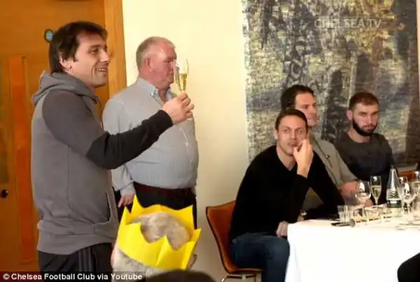 Chelsea Boss Antonio Conte Celebrates With Players Following Their Impressive Form. Photos